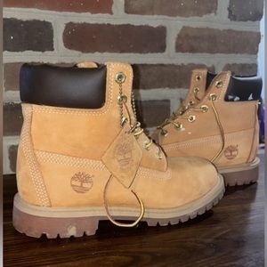 Gently used timberland boots size 4.5m. Seemingly new other than paint marks